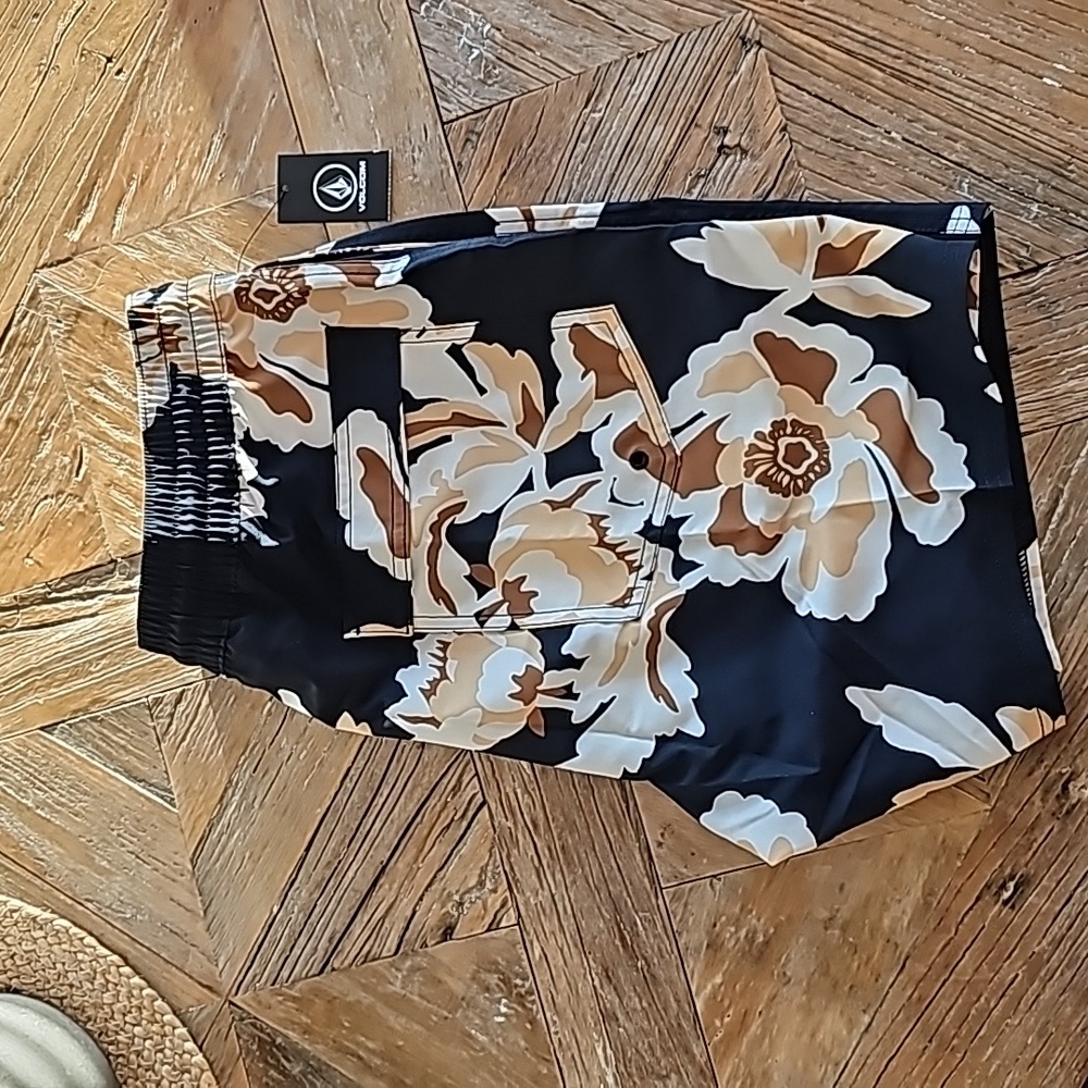 New VOLCOM swim trunks, shorts large, 34"